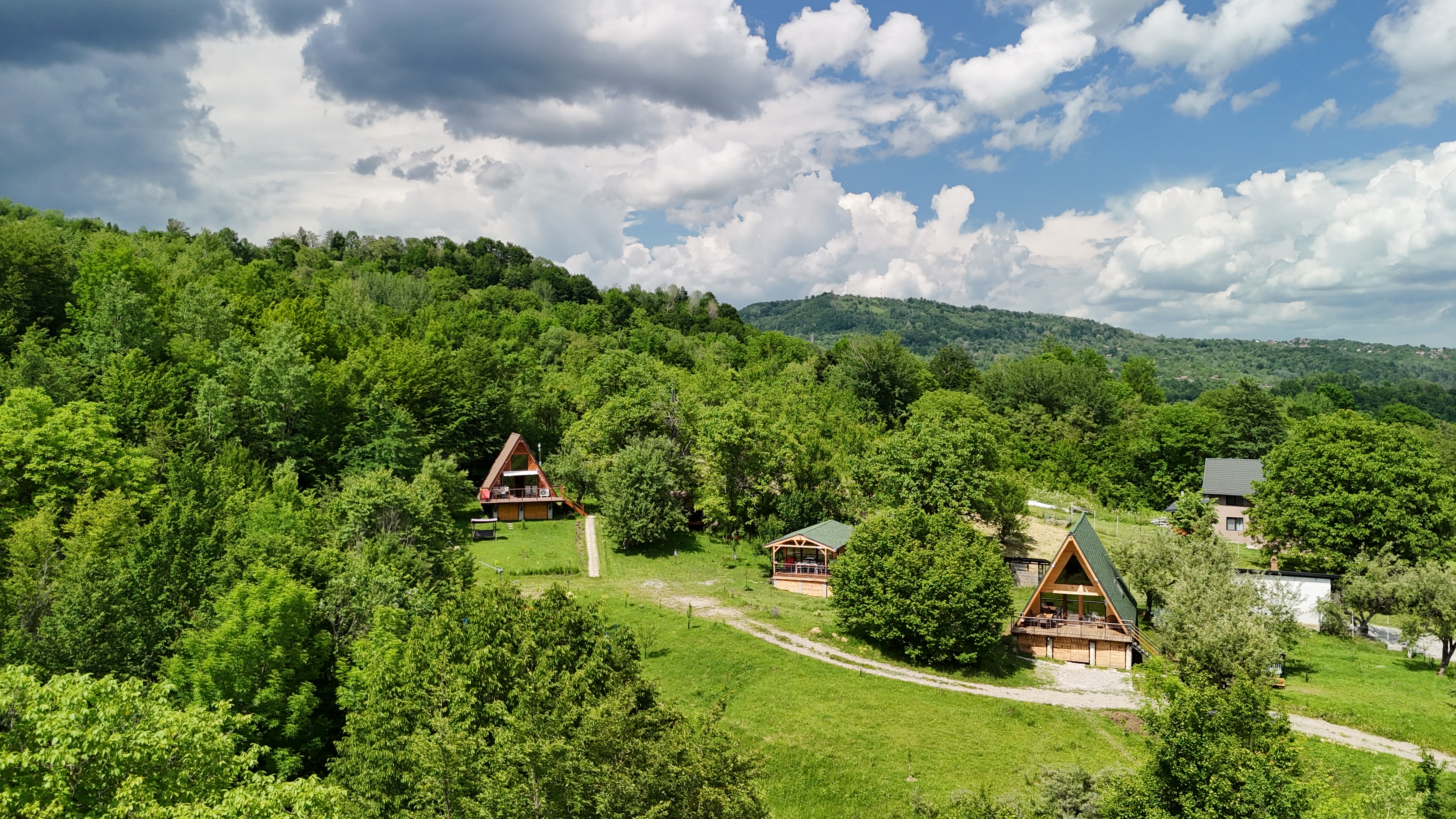 Cabanele A Great View văzute de sus, înconjurate de dealuri și pădure